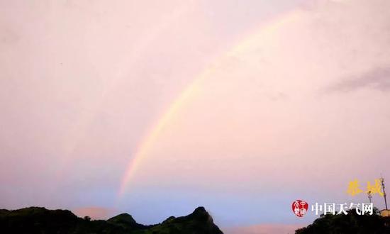 4日傍晚19时许,一阵雷雨过后,水汽在夕阳映照下,恭城县天空出现了靓丽的双彩虹.jpg