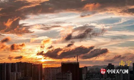 今天(25日)傍晚18时过后,雨水终于按下了暂停键,阳光重新上线,在阳光的照耀下,云层变幻出不同的色彩,晚霞炫丽迷人。.jpg