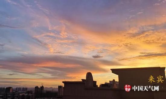 26日)傍晚,随着太阳的逐渐西落,来宾上空出现了绚丽的晚霞美景。在夕阳余晖的照耀下,云层变幻出不同的颜色,有的金黄,有的粉红......搭配着云的各种形状,很是好看。.jpg