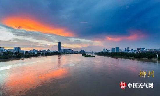 25日傍晚,雨后初晴,傍晚时分晚霞照映柳江,呈现出“半江瑟瑟半江红”的美景。.jpg