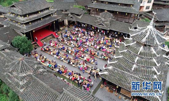 (三江侗族自治县百家宴。龚普康摄)