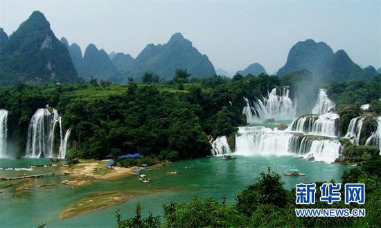 (德天跨国瀑布。新华社发 喻湘泉摄)