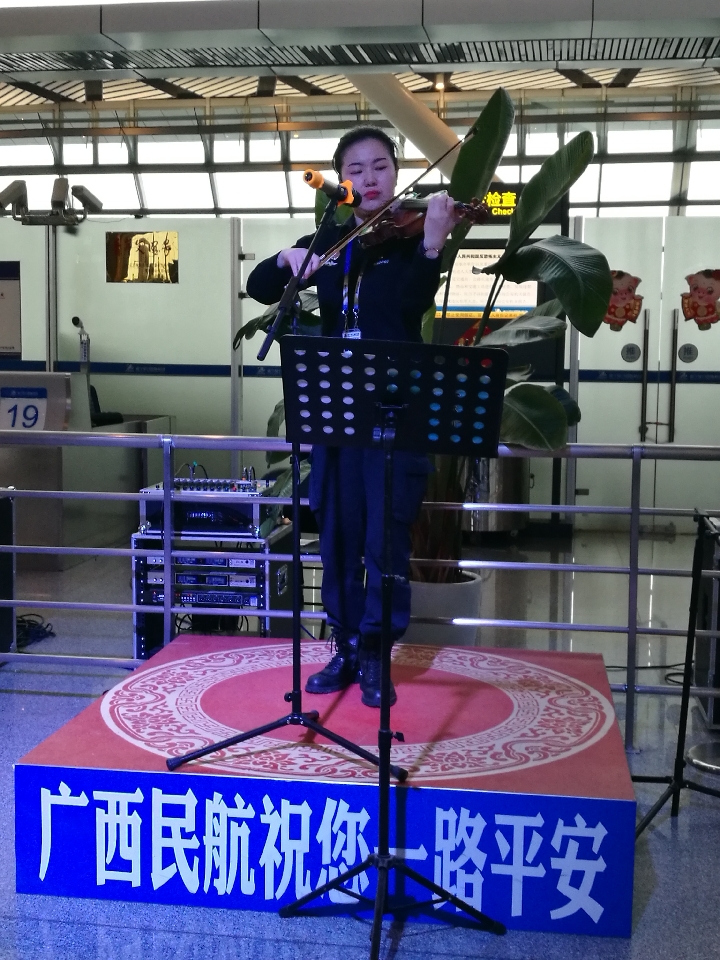机场出发大厅的小提琴演奏。新华社记者覃星星 摄