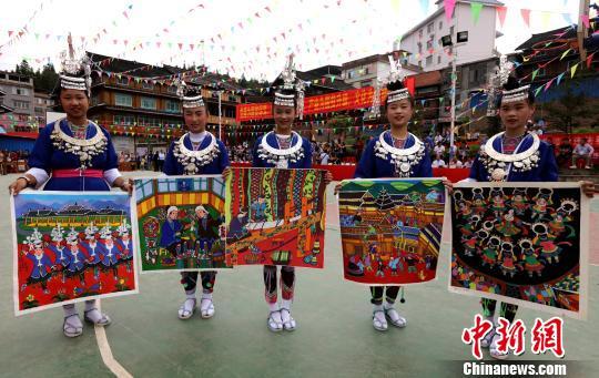 侗族女子在展示农民画。 吴练勋 摄