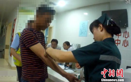 图为酒驾司机接受酒精检测。警方提供
