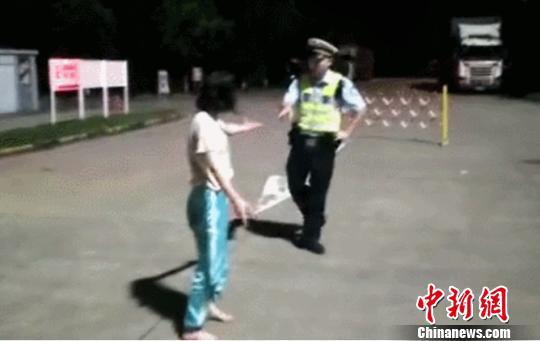 图为徐某在现场大喊大叫。 刘益 摄