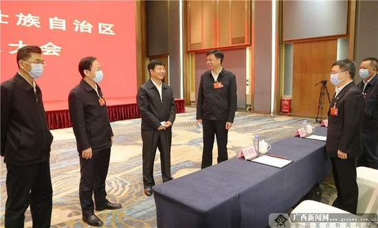 刘宁蓝天立刘小明范晓莉等看望自治区第十二次党代会代表