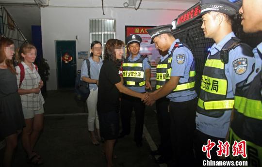 走失女子与同事团聚 劳运荣 摄