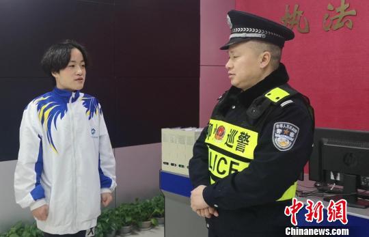 林敏在和民警讲述事发经过。 朱柳融 摄