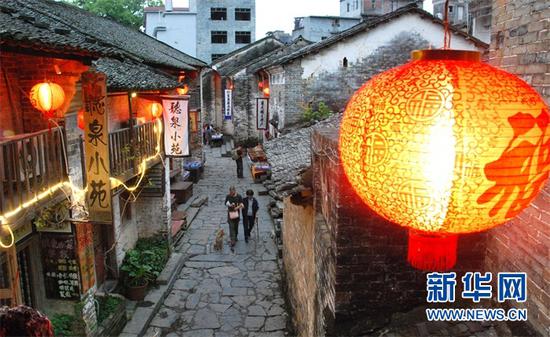 (广西贺州黄姚古镇迎秀街夜景。新华社发 廖祖平摄)
