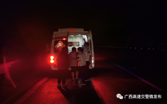 图为送伤者上救护车