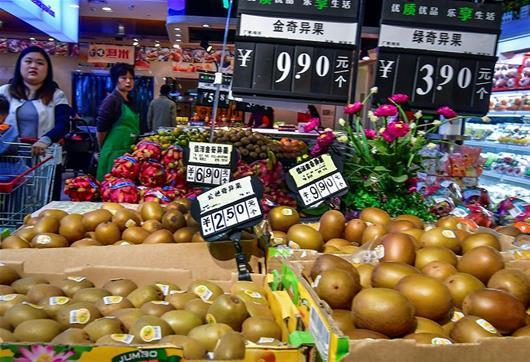 图为昨日,青山建二一个大型超市内,多种猕猴桃正在销售