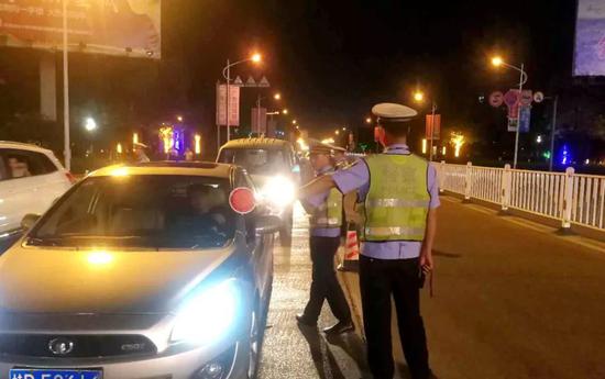 柳州一男子酒驾还谎称等代驾 交警识破小伎俩