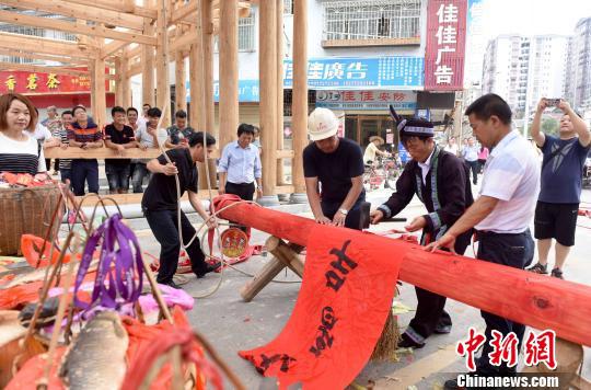 掌墨师为梁木钉入“吉星高照”红布 龚普康 摄