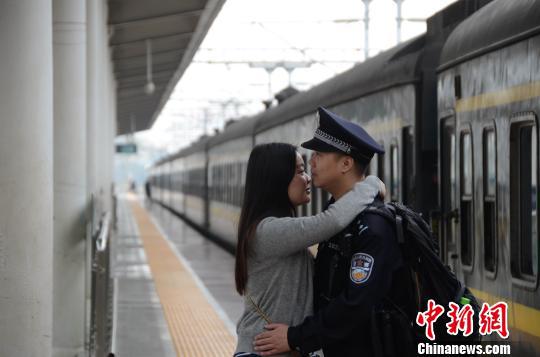 赵张村人口多少万人_...小镇瞬间挤进几万人 惊呆了(2)