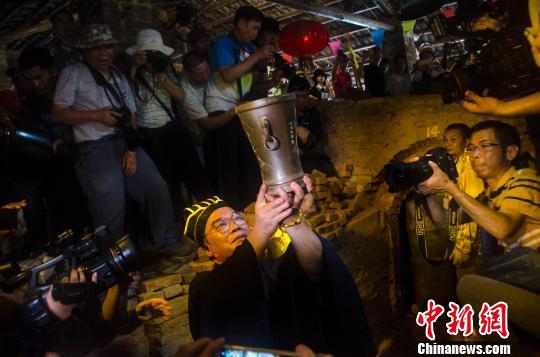 刚出窑的坭兴陶引关注 翟李强 摄