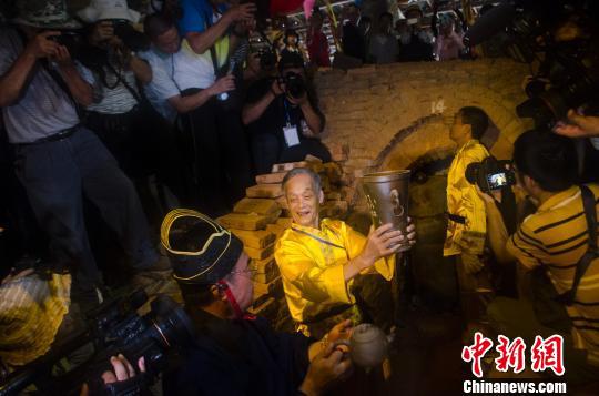 坭兴陶出窑 翟李强 摄