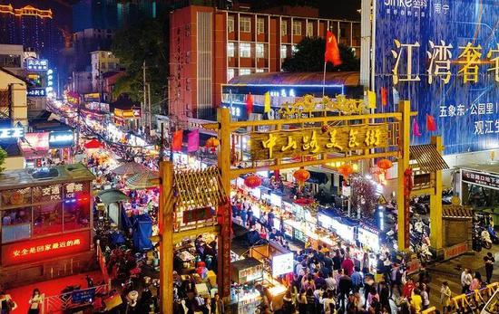 中山路美食街入夜车水马龙。