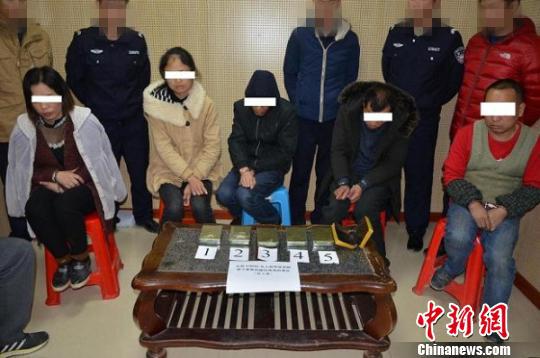 图为指认现场。 卢华宇 摄