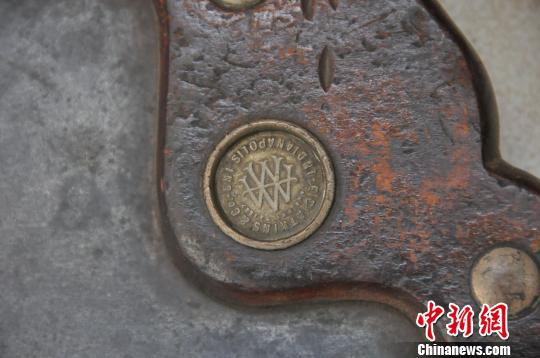 邱汉泉家中现有10把锯琴,其中包括1887年12月生产的的古锯。 孙宏瑗 摄