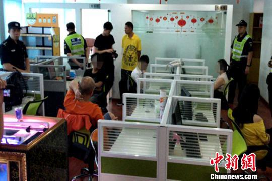 抓捕现场。 程景伟 摄