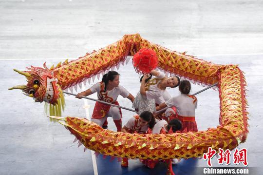 广州大学女大学生参加研究所组的五人龙比赛。 杨华峰 摄