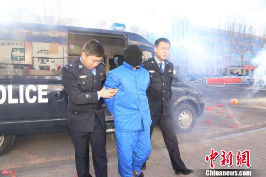 图为犯罪嫌疑人在被押解途中。科左中旗公安局