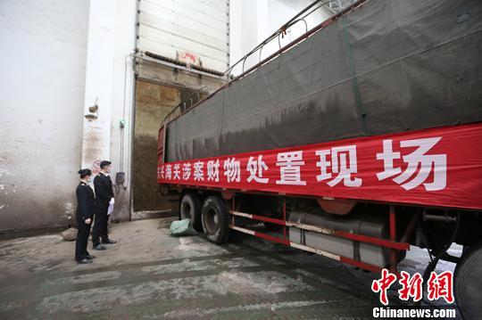 图为走私货物销毁现场 何璐璐 摄