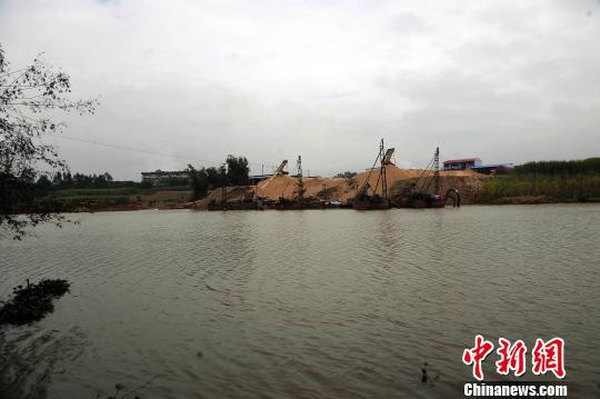 图为广西谢天商贸有限公司堆放河沙的堆放场。 蒋雪林 摄
