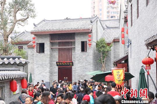 图为人头攒动的“三街两巷” 林浩 摄