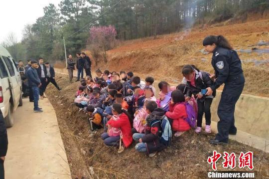 图为民警从车里带出的43名小学生。鲁甸县公安局供图