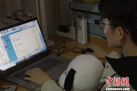 图为“夸夸群”发起者杨楠正在群里互动。 梅镱泷 摄