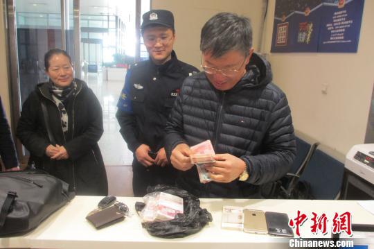 图为乘客民警核对遗失物品。 张海邦 摄