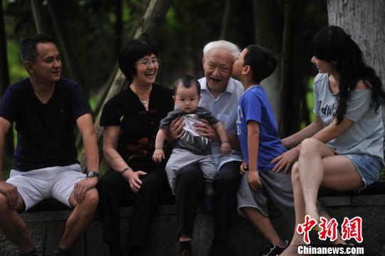 资料图:养老院内,小孩亲吻自己的爷爷。陈超 摄