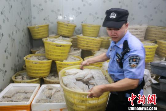 图为清点冻库冻品。 李晨雨 摄