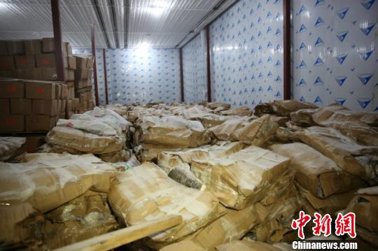 图为被查获的冻品仓库 蒋瀚源 摄