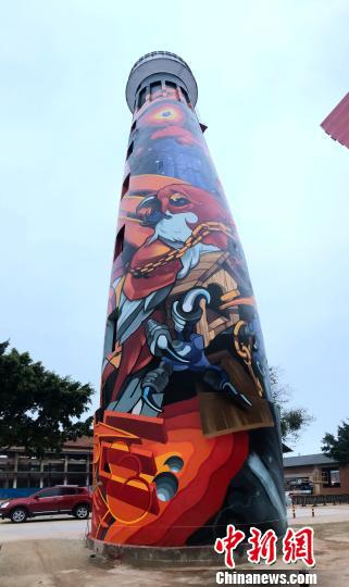 图为水塔上色彩艳丽的涂鸦图案。 钟建珊 摄