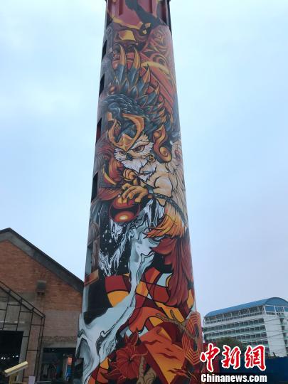 图为水塔上喷绘的叼着金钥匙的猫头鹰。 钟建珊 摄