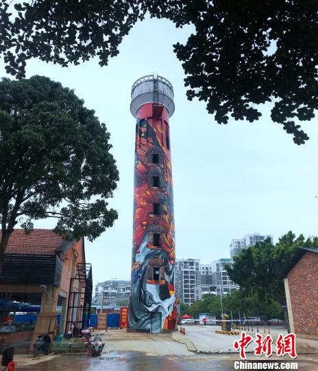 图为换上“新衣”的水塔矗立在老旧的厂房区内。 钟建珊 摄