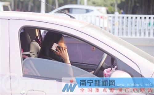 一名司机开车时竟打起了电话 记者 宋延康 摄