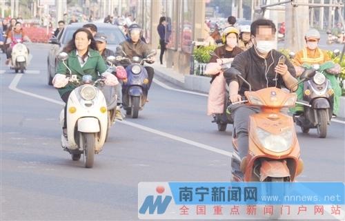 市民骑车看手机