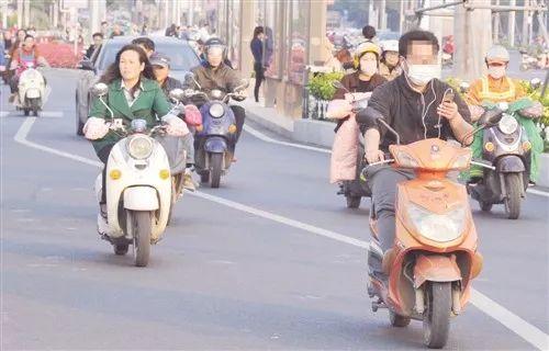 市民骑车看手机↑↑