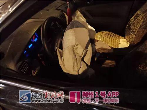 微信图片_20180312232153.jpg 被撞的帕萨特气囊弹出(记者 陈健明 摄)