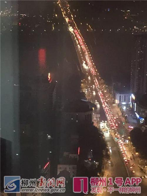 微信图片_20180312223536.jpg 文昌桥正在堵车(网友咪丝侯摄)