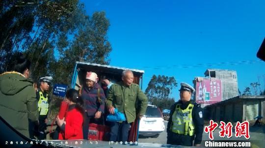 图为民警对非法载客的三轮车实施拦停。　刘璐 摄
