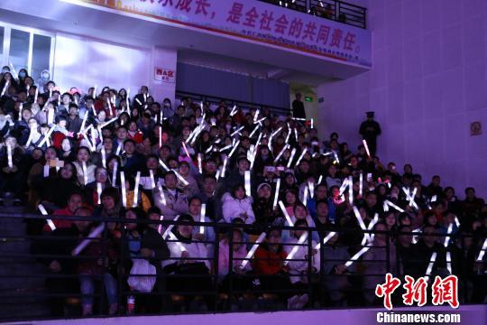 图为现场观众挥舞荧光棒 林馨 摄