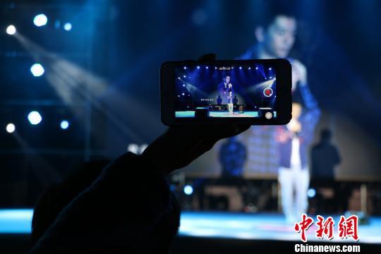 图为歌迷现场录制视频 林馨 摄