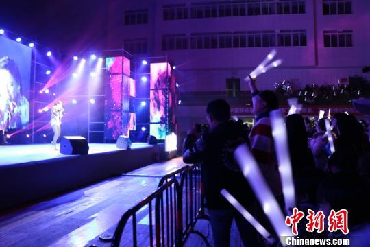 图为现场粉丝激动围在第一排拍照 林馨 摄