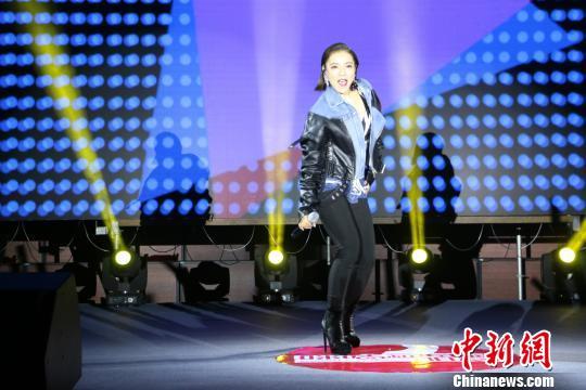 图为丁当为现场粉丝带来热舞 林馨 摄