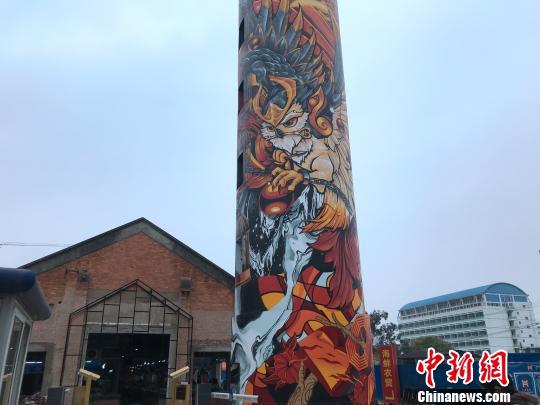 图为水塔标题局部涂鸦喷绘。 钟建珊 摄